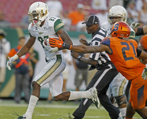 USF's Rodney Adams scores in the fourth quarter during the Bulls' three-touchdown win over Syracuse on Saturday.