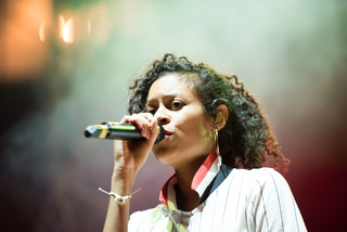 AlunaGeorge warmed up the crowd before ZHU and Travis Scott performed. 